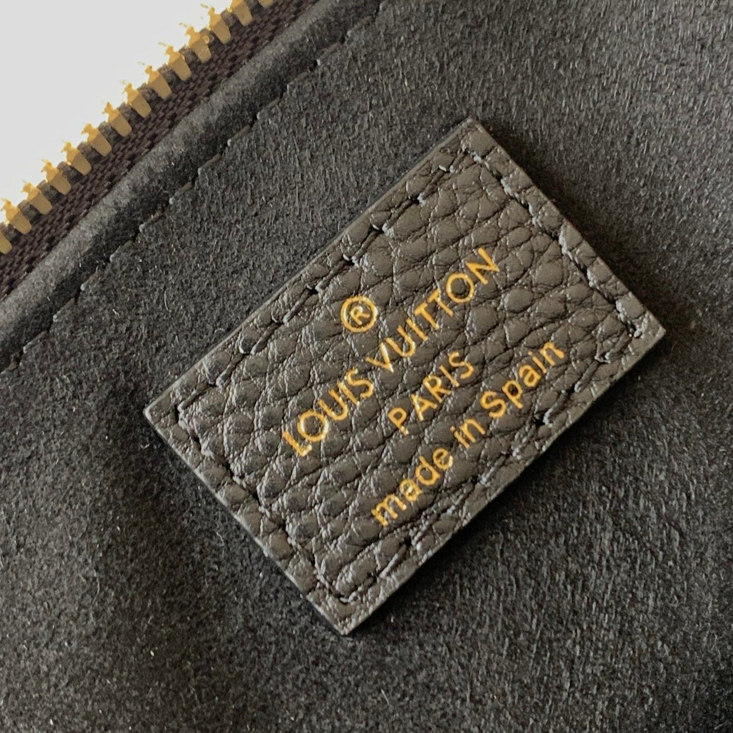 PETIT PALAIS PM MEDIUM SHOULDER BAG 29 IN BLACK MIX BEIGE EMBOSSED COWHIDE GOLD-TONE HARDWARE