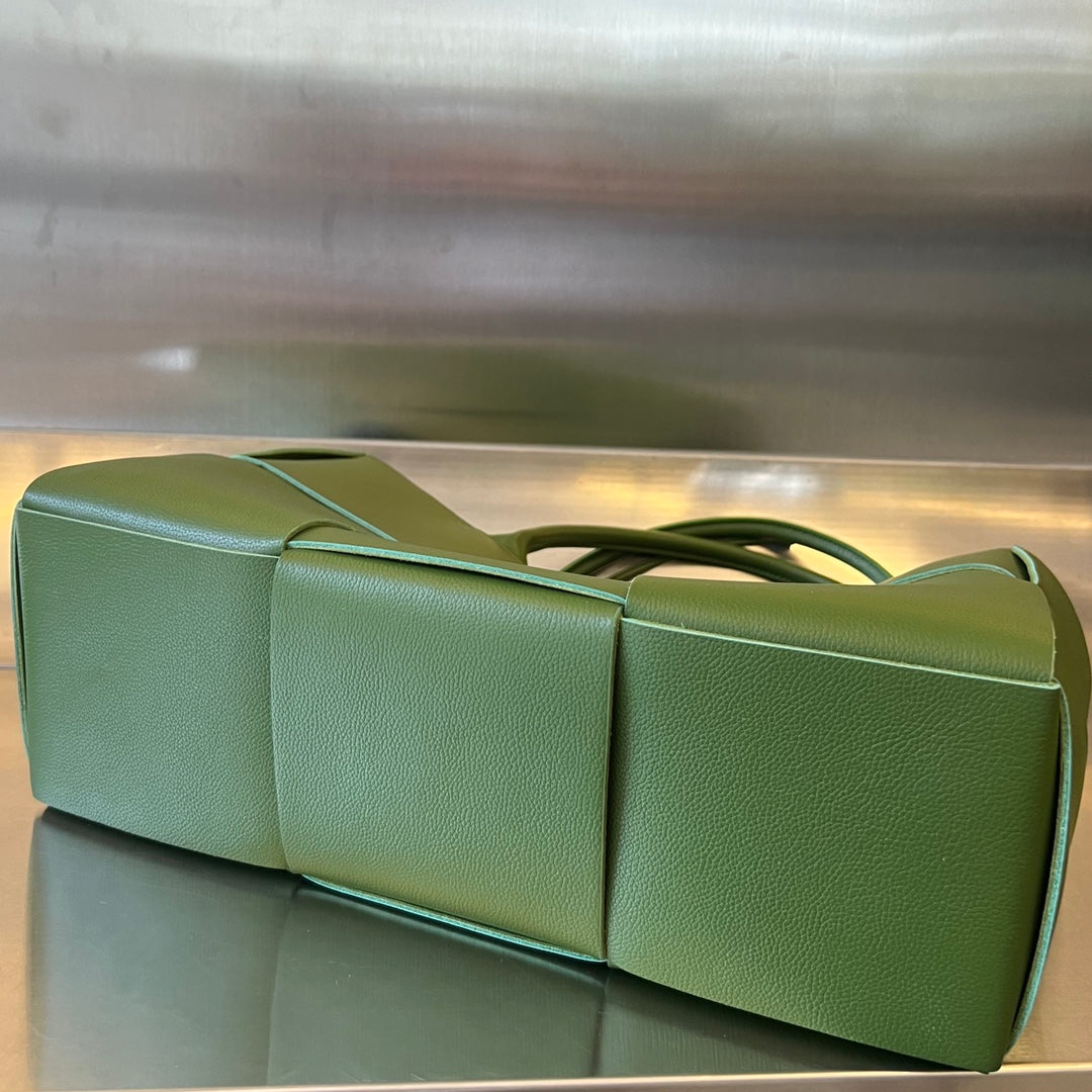 ARCO TOTE 36 IN GLADE GREEN CALFSKIN