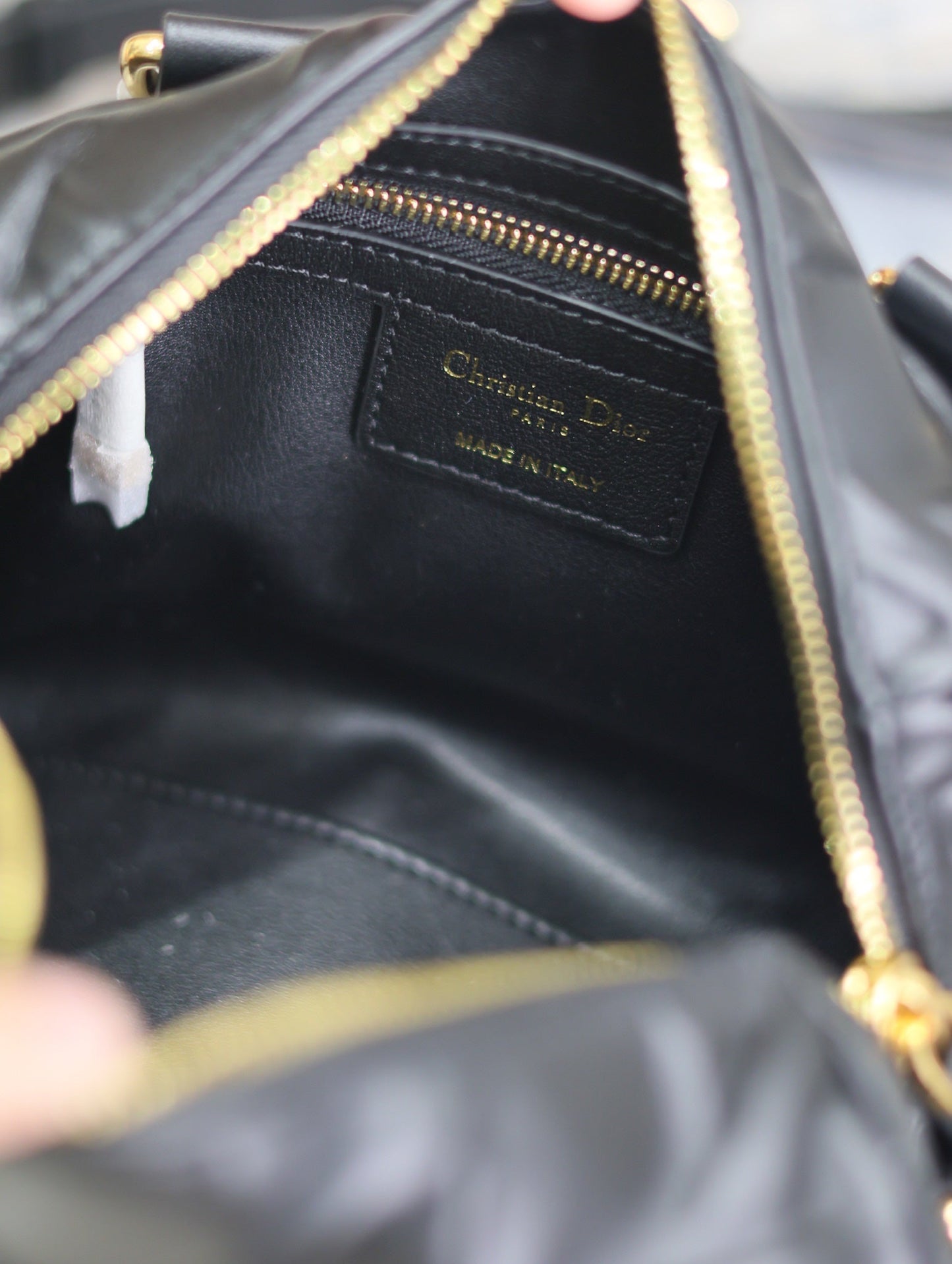 MEDIUM GROOVE BAG 20 IN BLACK MACROCANNAGE CALFSKIN WITH GOLD HARDWARE