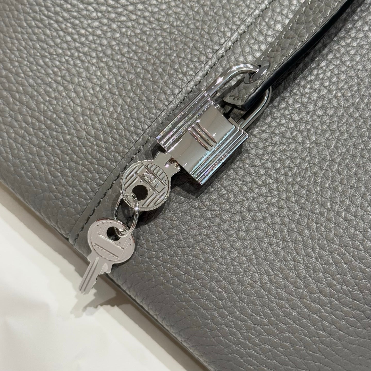 PICOTIN LOCK 22 IN GREY ETAIN CALFSKIN SILVER HARDWARE