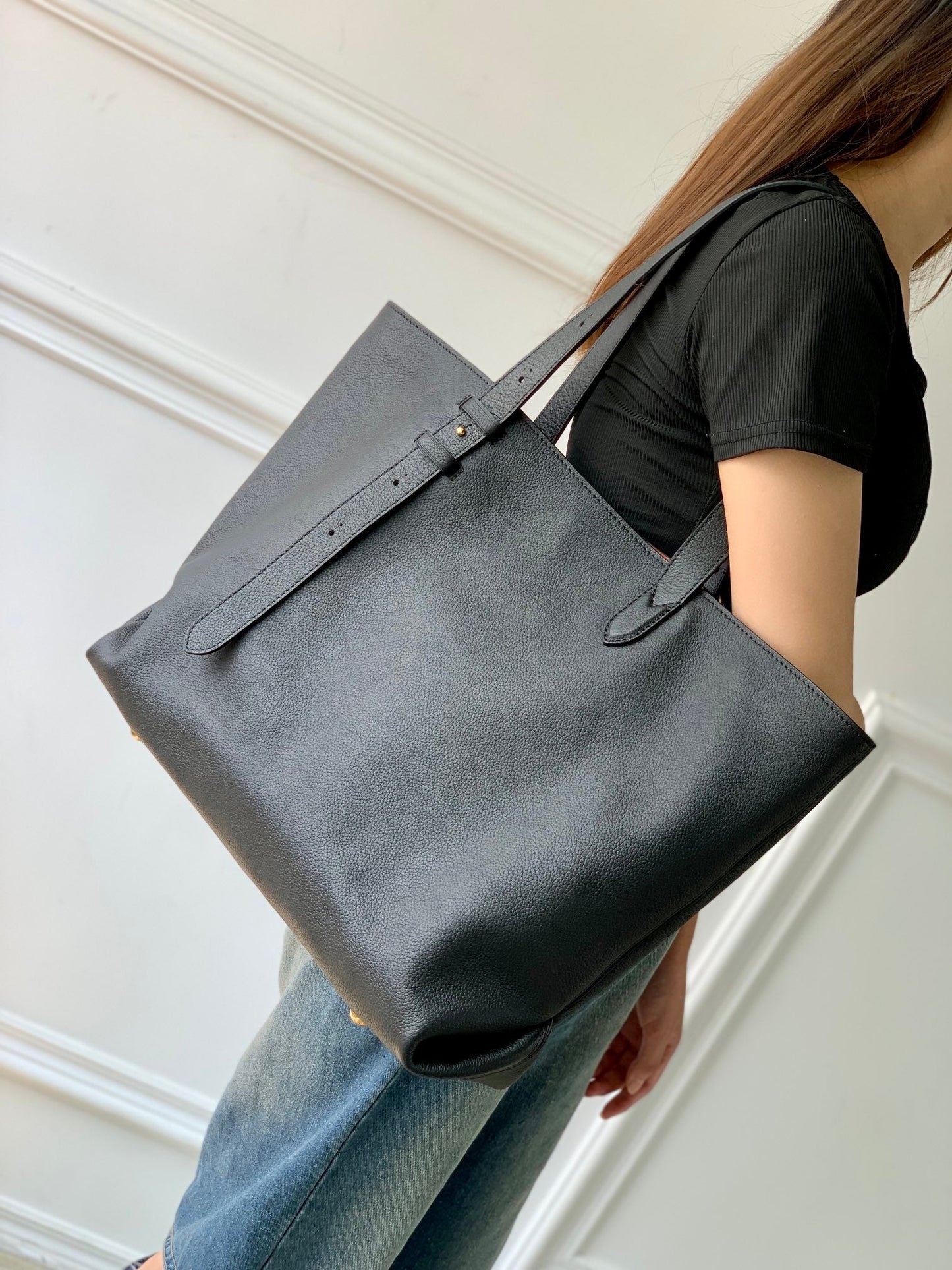 LOW KEY CABAS MM BAG 47 IN BLACK GRAINED CALFSKIN