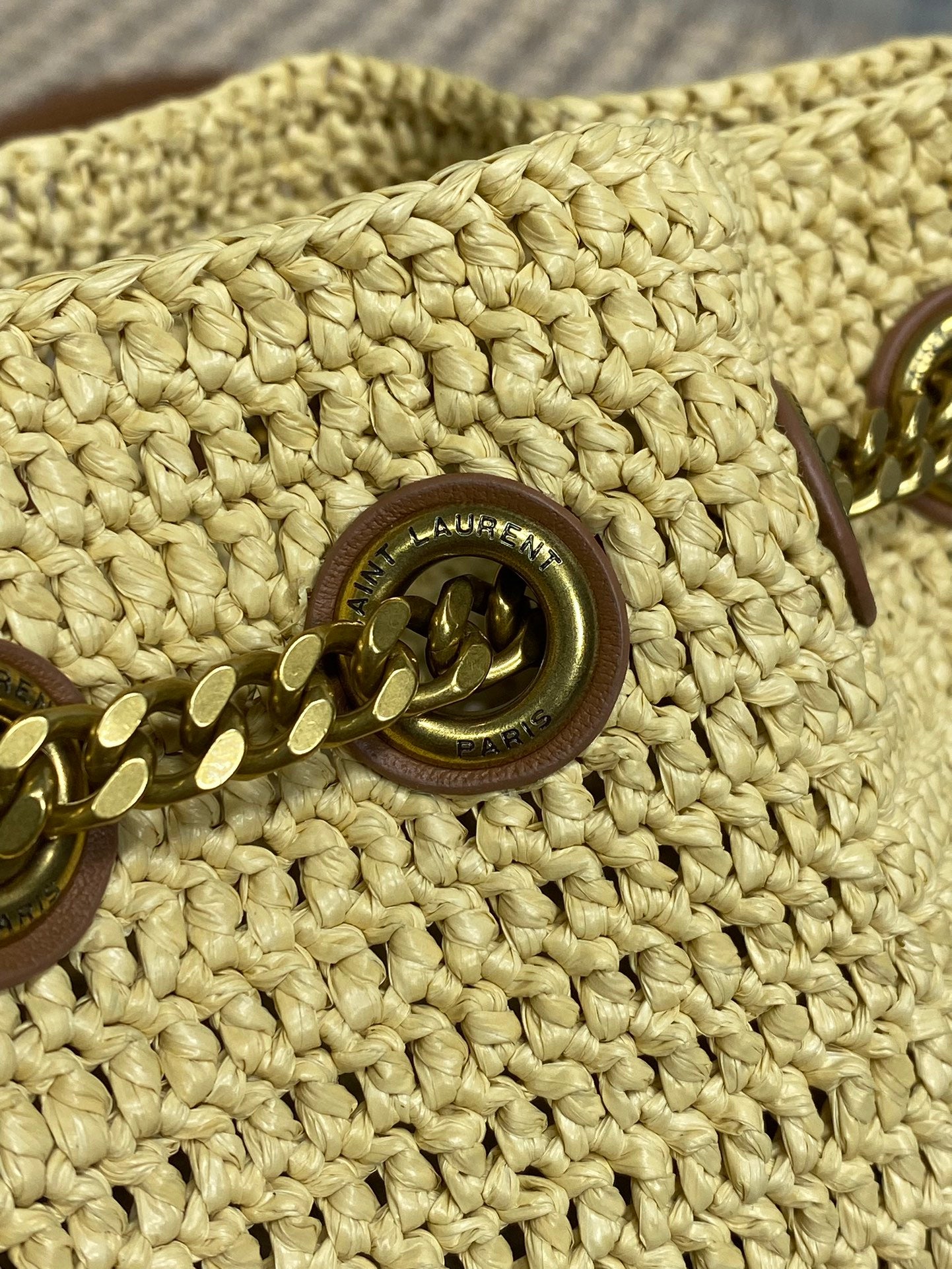 DRAWSTRING BUCKET BAG 19 IN BEIGE WOVEN RAFFIA AND CALFSKIN