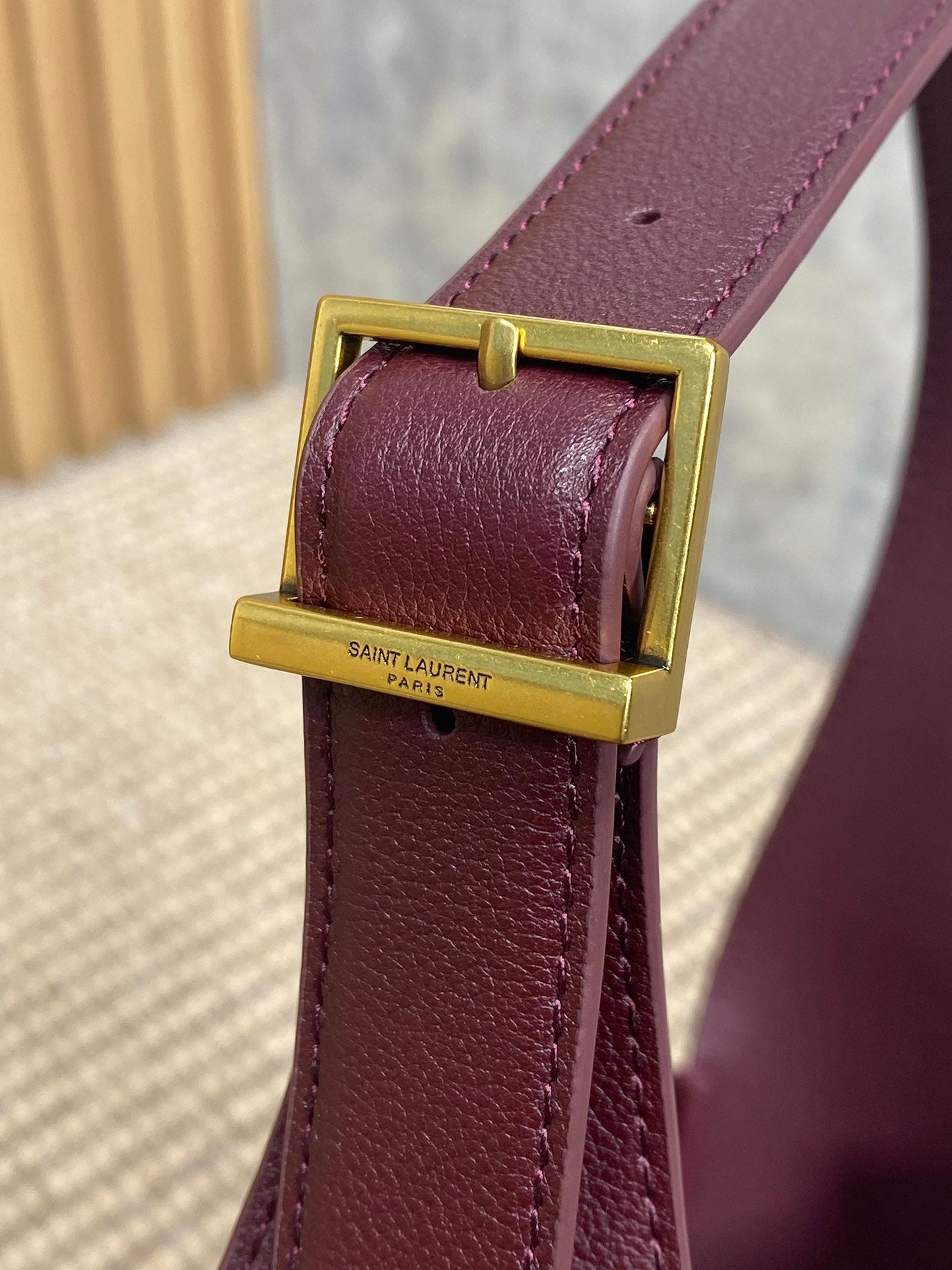 LE 5 À 7 SMALL SUPPLE 22 IN GRAPE PURPLE CALFSKIN GOLD BUCKLE