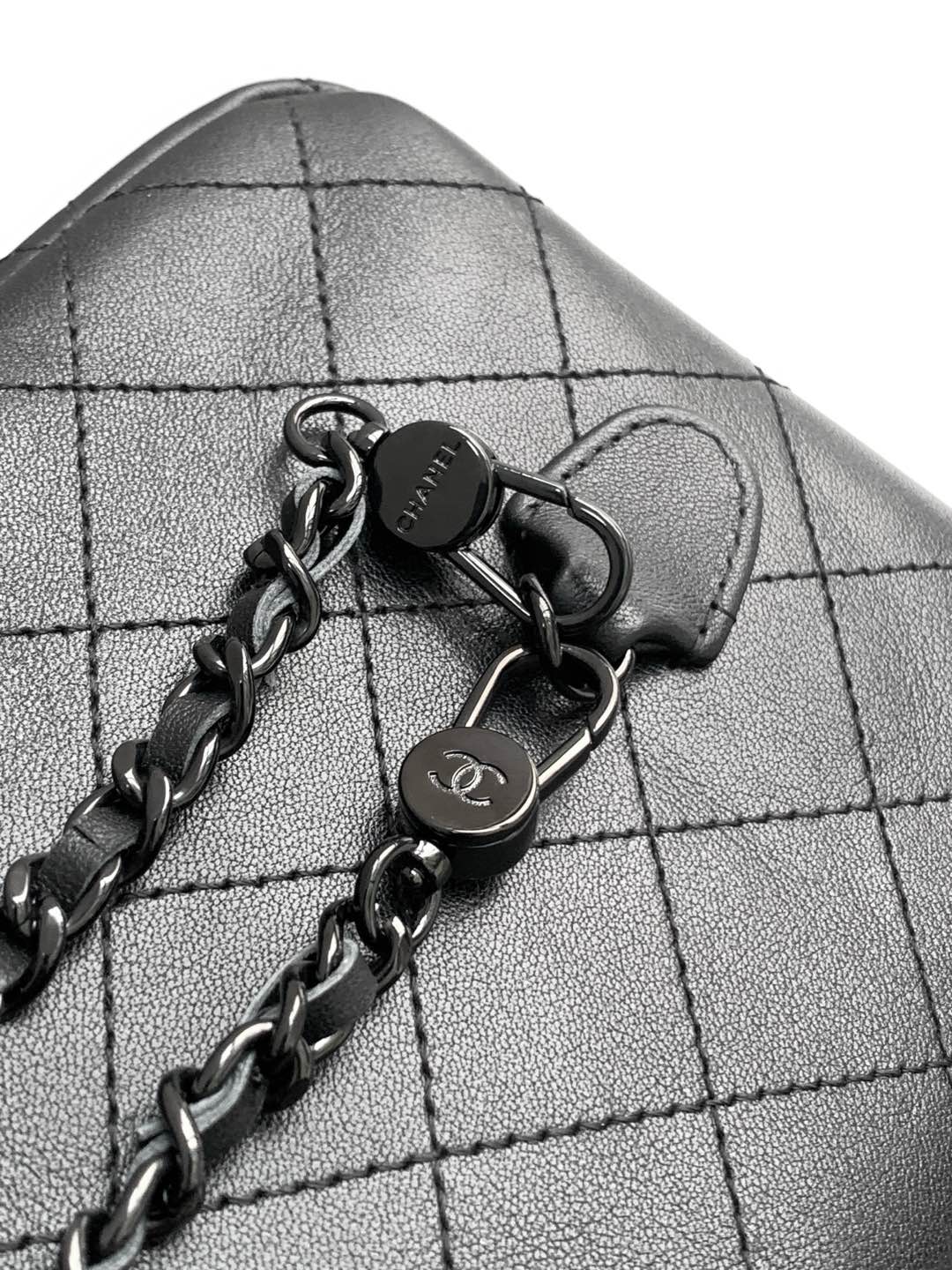 SMALL BACKPACK 25 IN BLACK CALFSKIN BLACK CHAIN