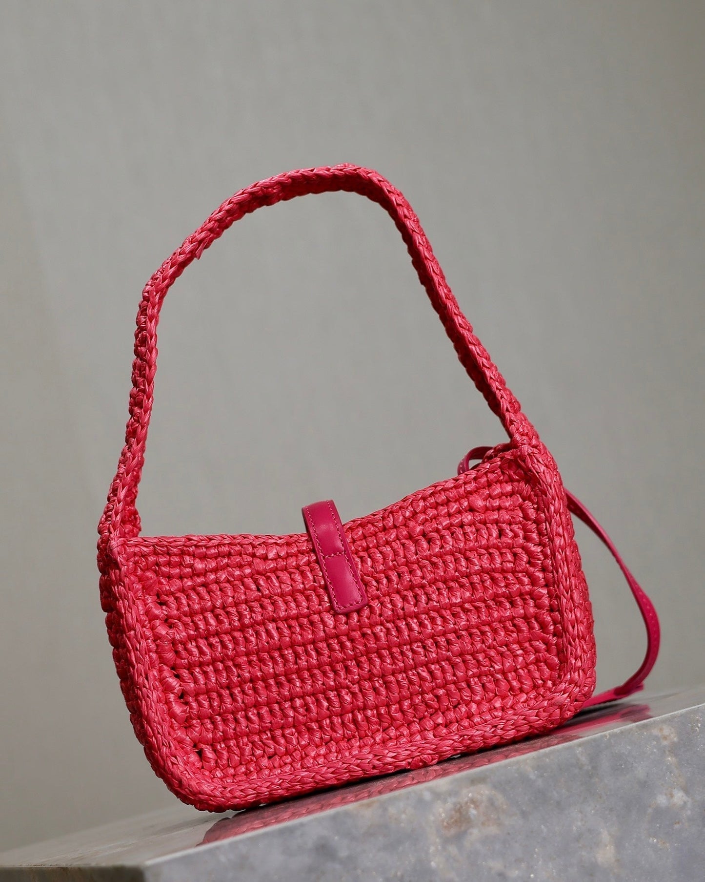 LE 5 À 7 BAG 19 IN MAGENTA PINK WOVEN RAFFIA