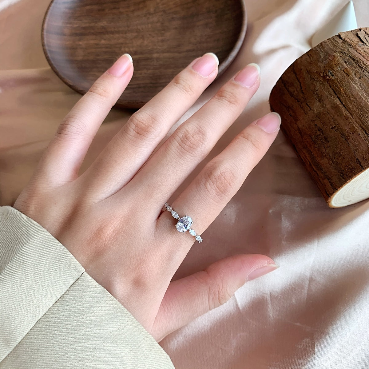 [AURORA]0.75 Carat Luxurious Vibrant Elongated Cushion Cut Daily Ring