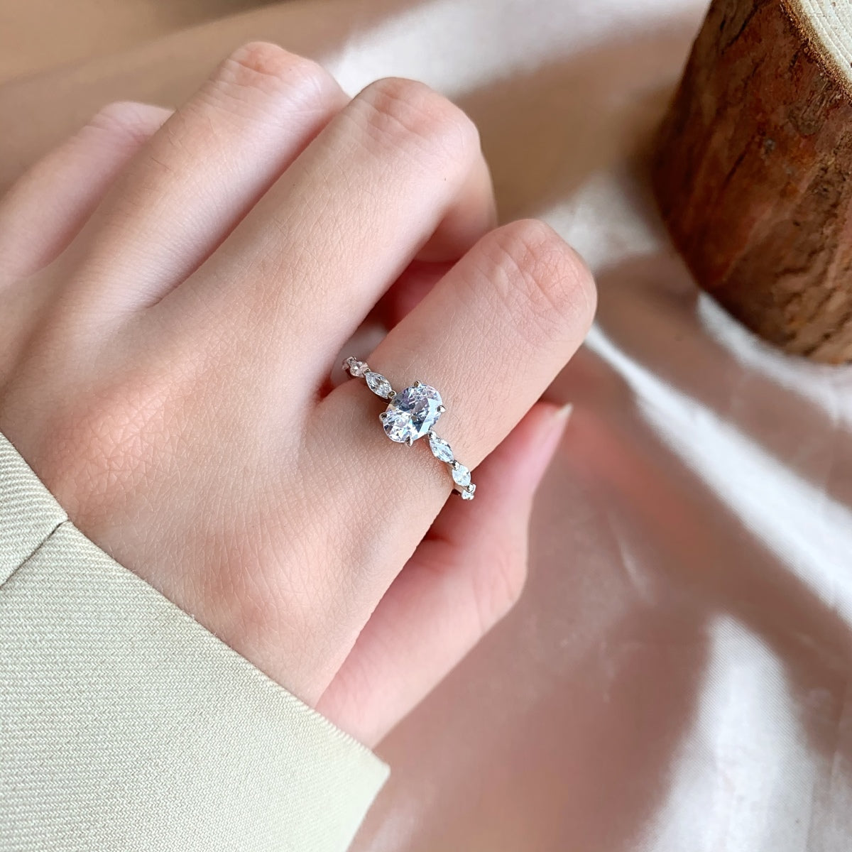 [AURORA]0.75 Carat Luxurious Vibrant Elongated Cushion Cut Daily Ring