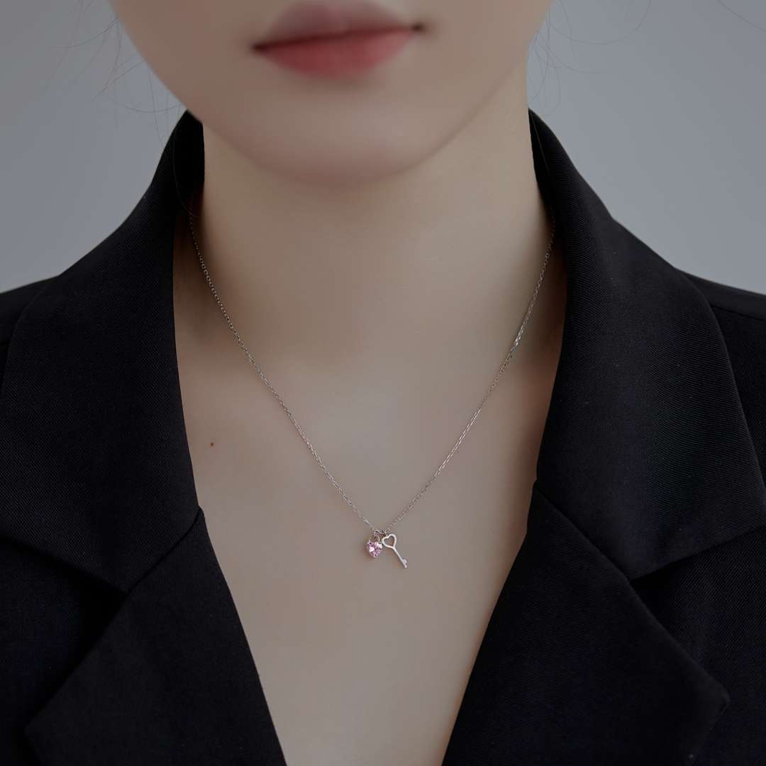 [AURORA]Unique Heart Shape Key Pendent Necklace