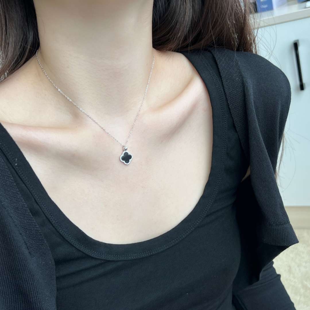 [AURORA]Dainty Flower Shape Necklace