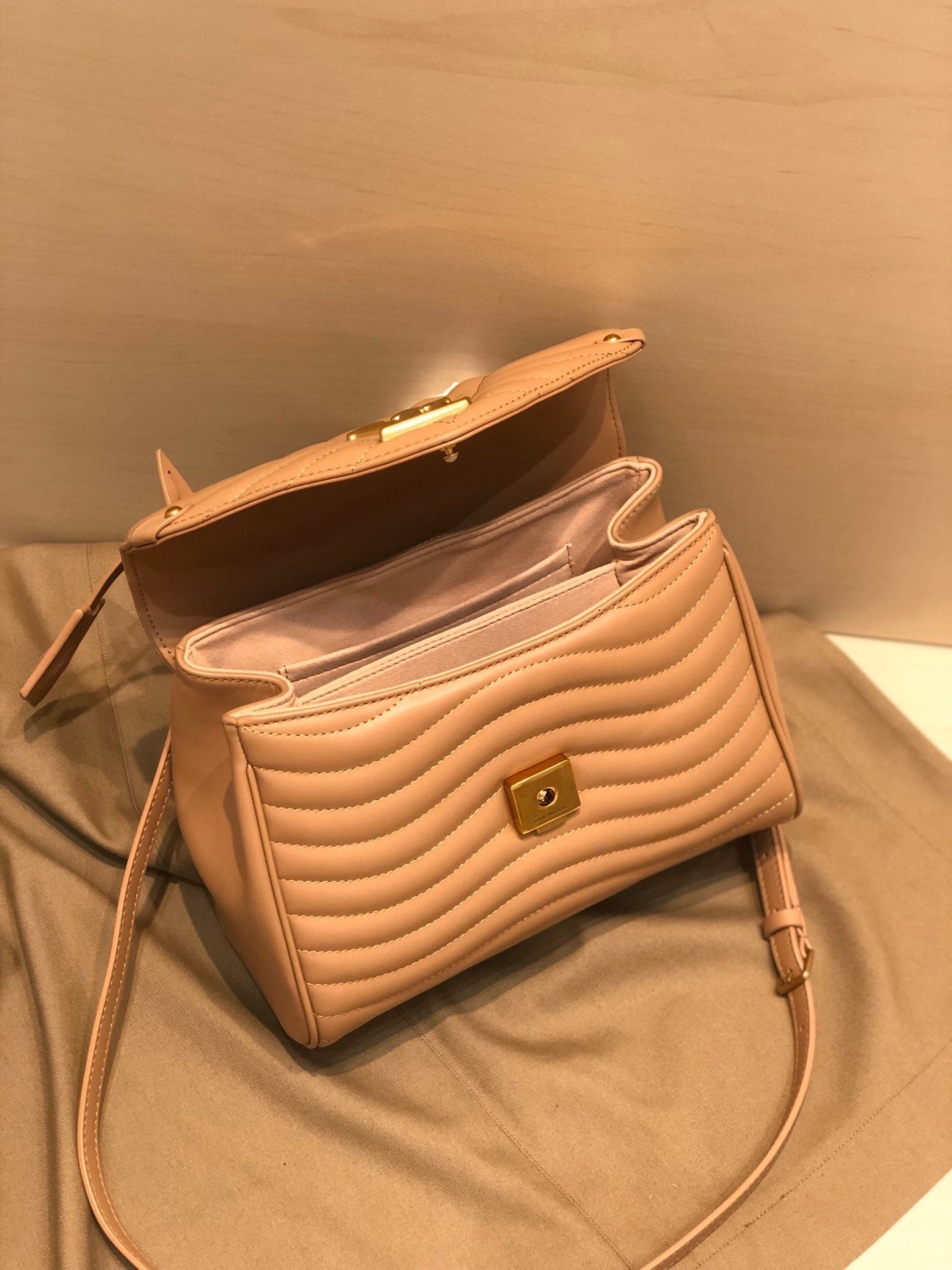 LV NEW WAVE TOP HANDLE 26CM BEIGE CALFSKIN