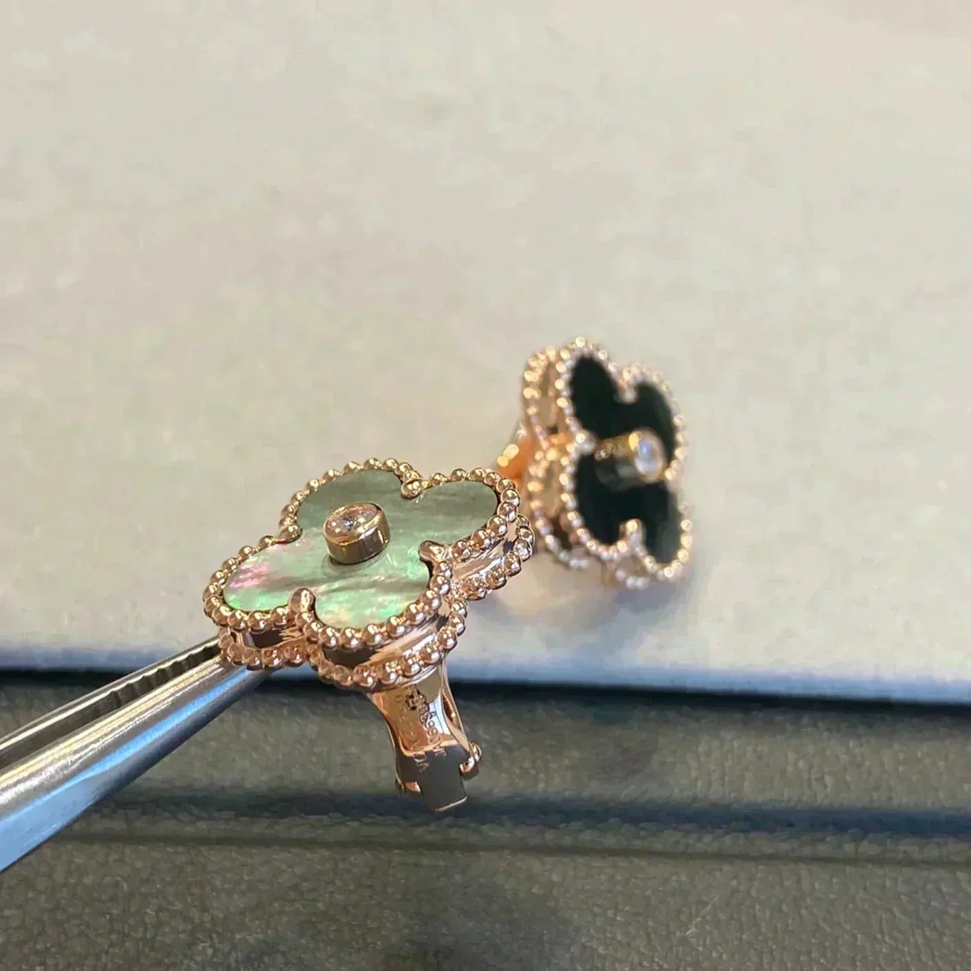 [AURORA]CLOVER MEDIUM 1 MOTIFS GRAY MOP  DIAMOND EARRINGS