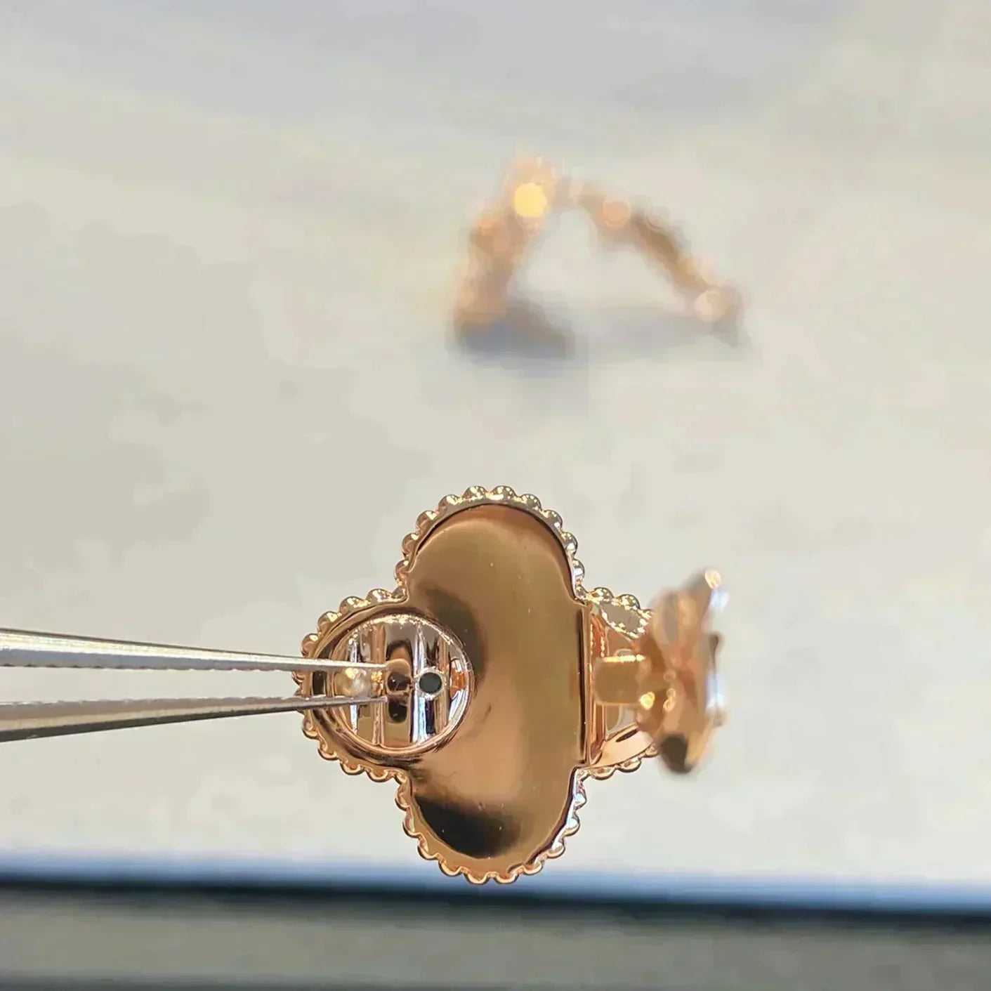 [AURORA]CLOVER MEDIUM 1 MOTIFS GRAY MOP  DIAMOND EARRINGS