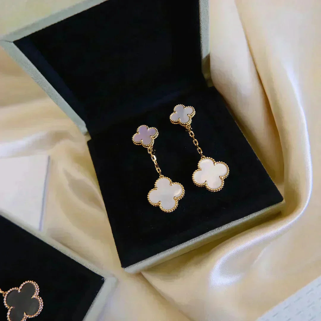 [AURORA]CLOVER 2 MOTIF WHITE MOP EARRINGS