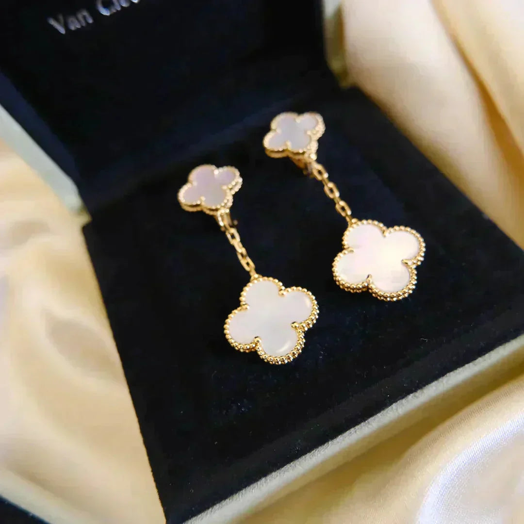 [AURORA]CLOVER 2 MOTIF WHITE MOP EARRINGS