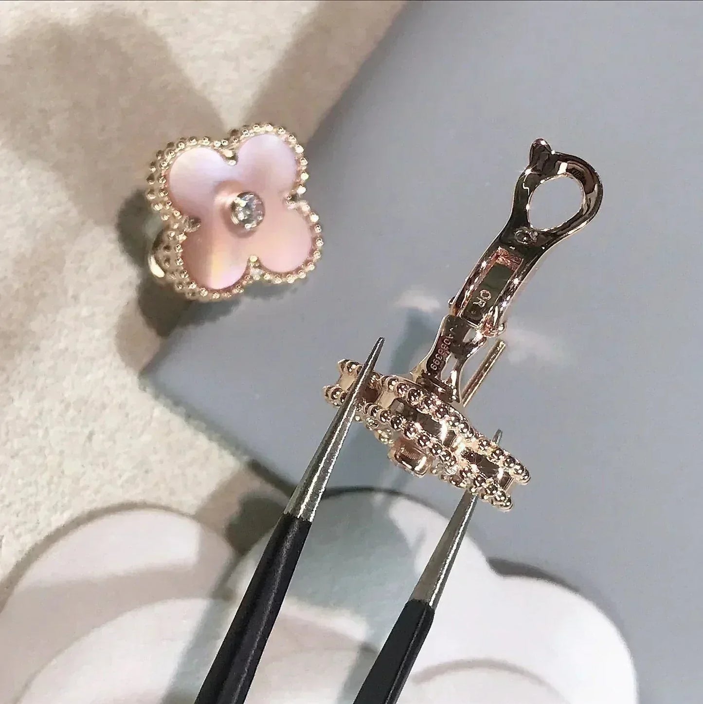 [AURORA]CLOVER MEDIUM 1 MOTIFS  PINK MOP DIAMOND EARRINGS