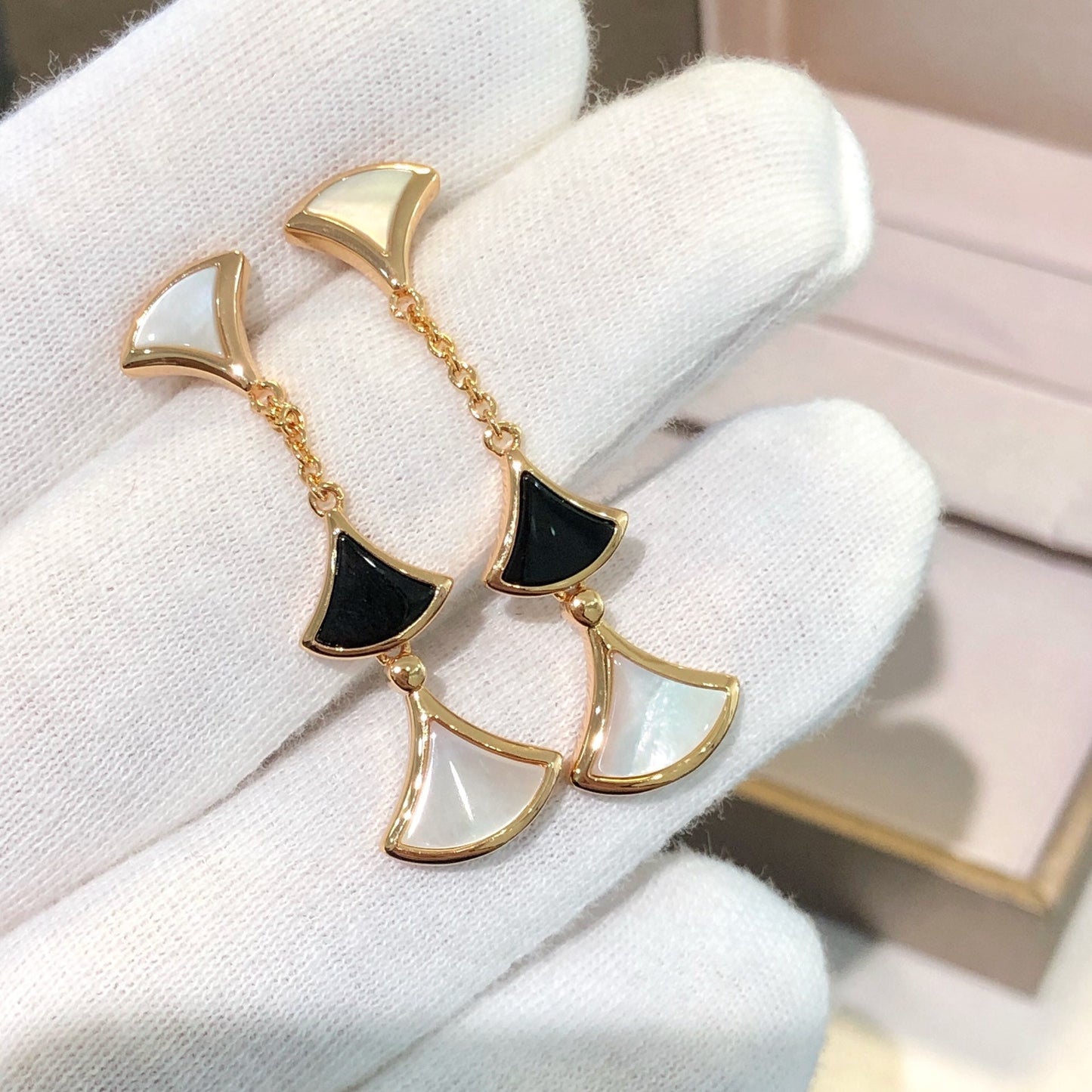 [AURORA]DREAM EARRINGS 3 MOTIFS ONYX MOP PINK GOLD