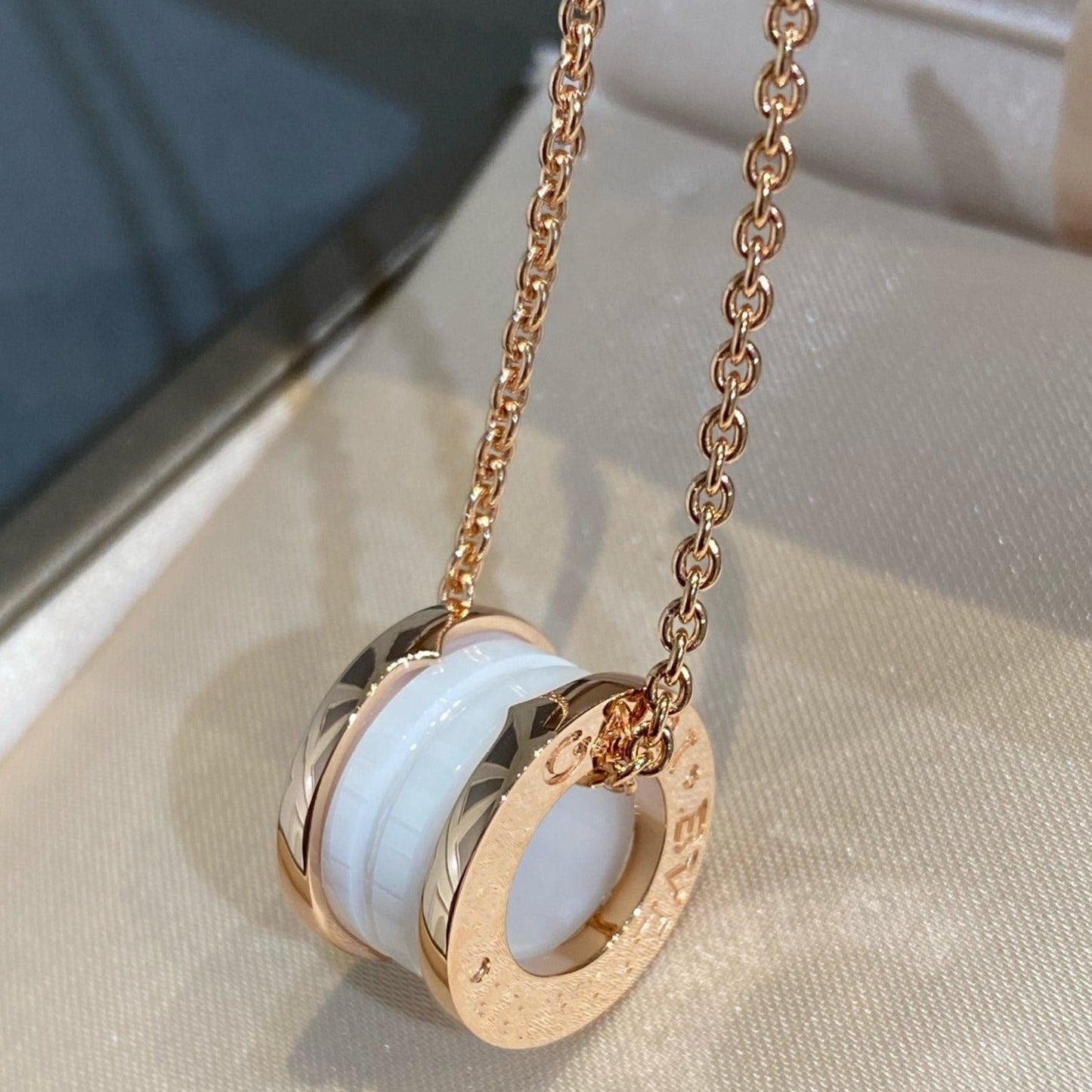 [AURORA]ZERO 1 WHITE CERAMIC PINK GOLD NECKLACE