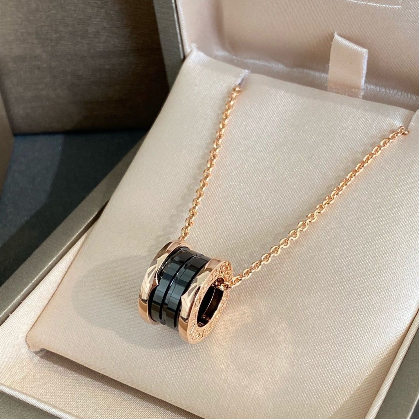 [AURORA]ZERO 1 BLACK CERAMIC PINK GOLD NECKLACE