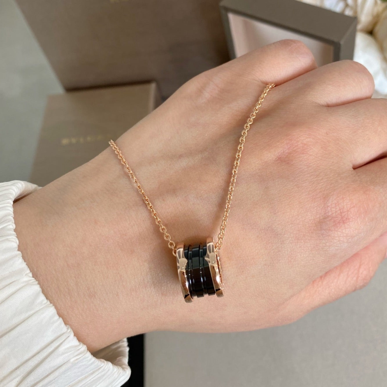 [AURORA]ZERO 1 BLACK CERAMIC PINK GOLD NECKLACE