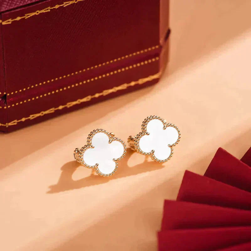 [AURORA]CLOVER MEDIUM 1 MOTIFS  WHITE MOP STUD EARRINGS