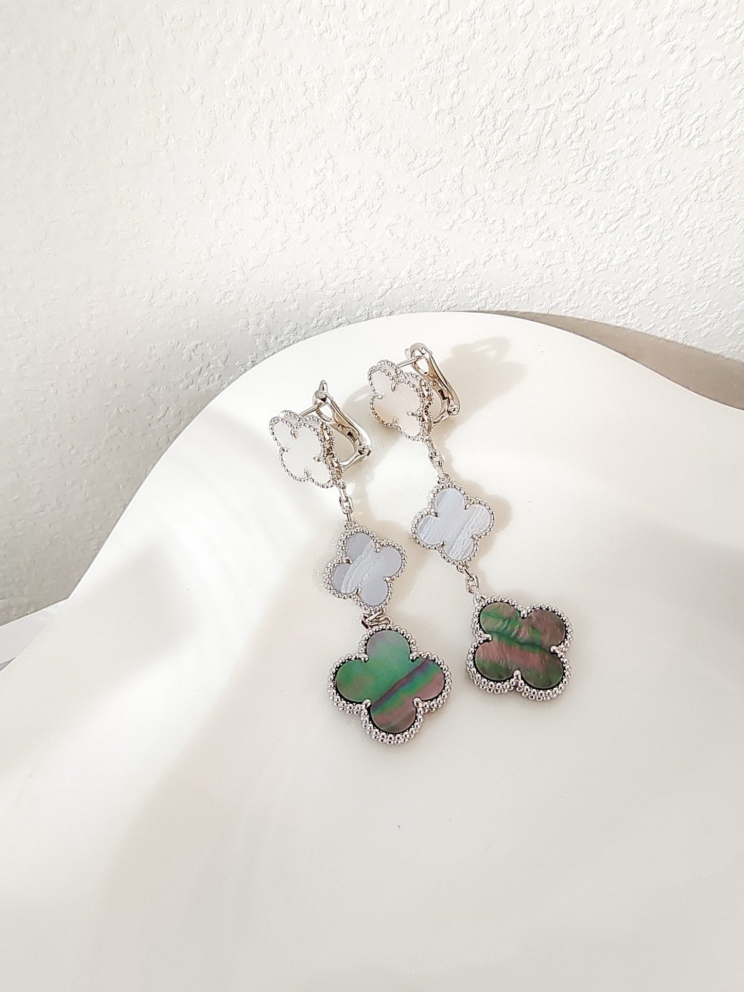 [AURORA]CLOVER 3 MOTIFS CHALCEDONY DARK MOP SILVER EARRINGS