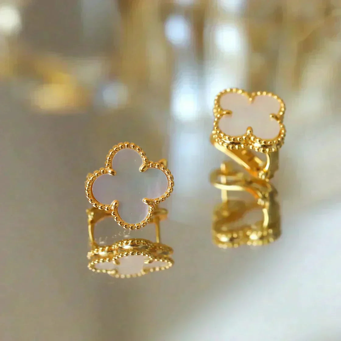 [AURORA]CLOVER MEDIUM 1 MOTIFS  WHITE MOP STUD EARRINGS