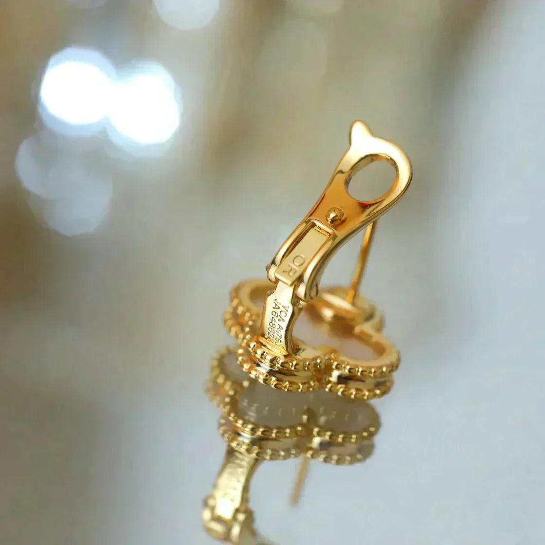 [AURORA]CLOVER MEDIUM 1 MOTIFS  WHITE MOP STUD EARRINGS