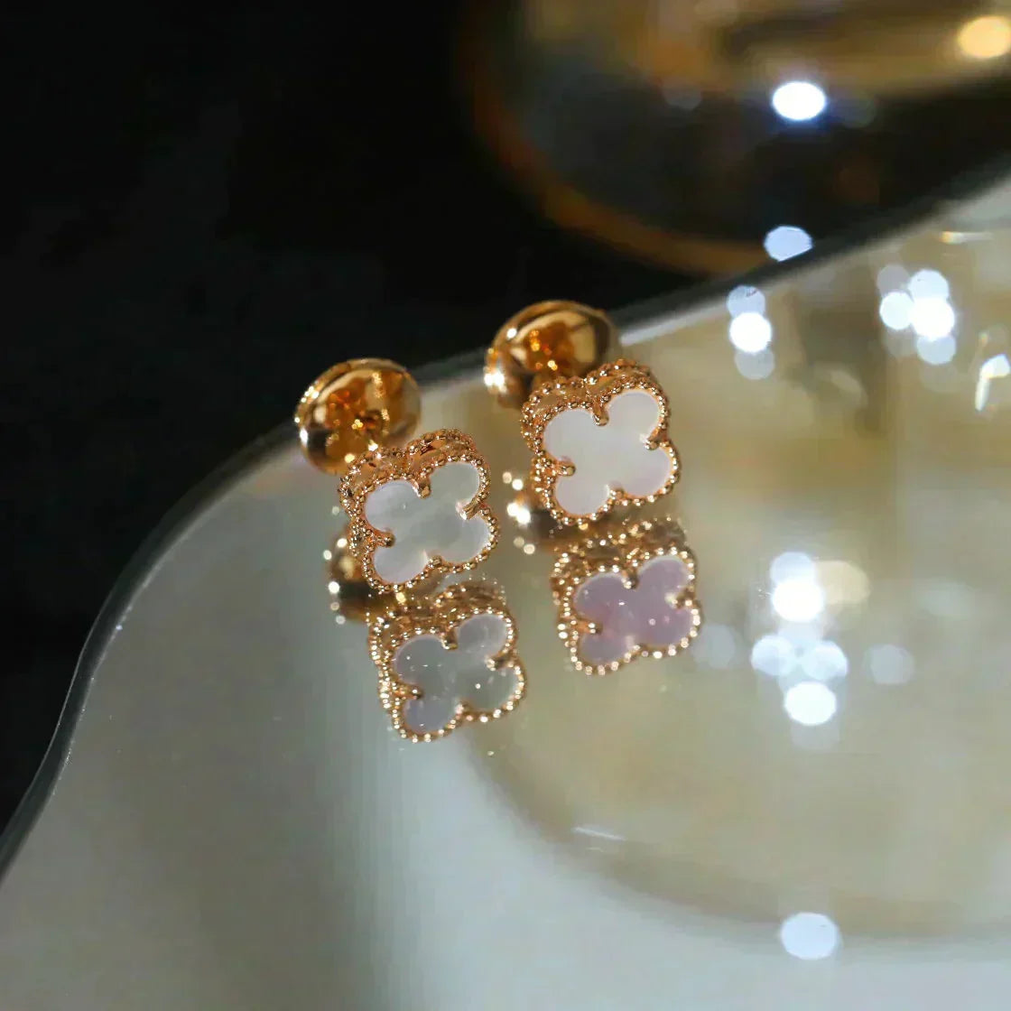 [AURORA]CLOVER MINI 9.5MM WHITE MOP EARRINGS