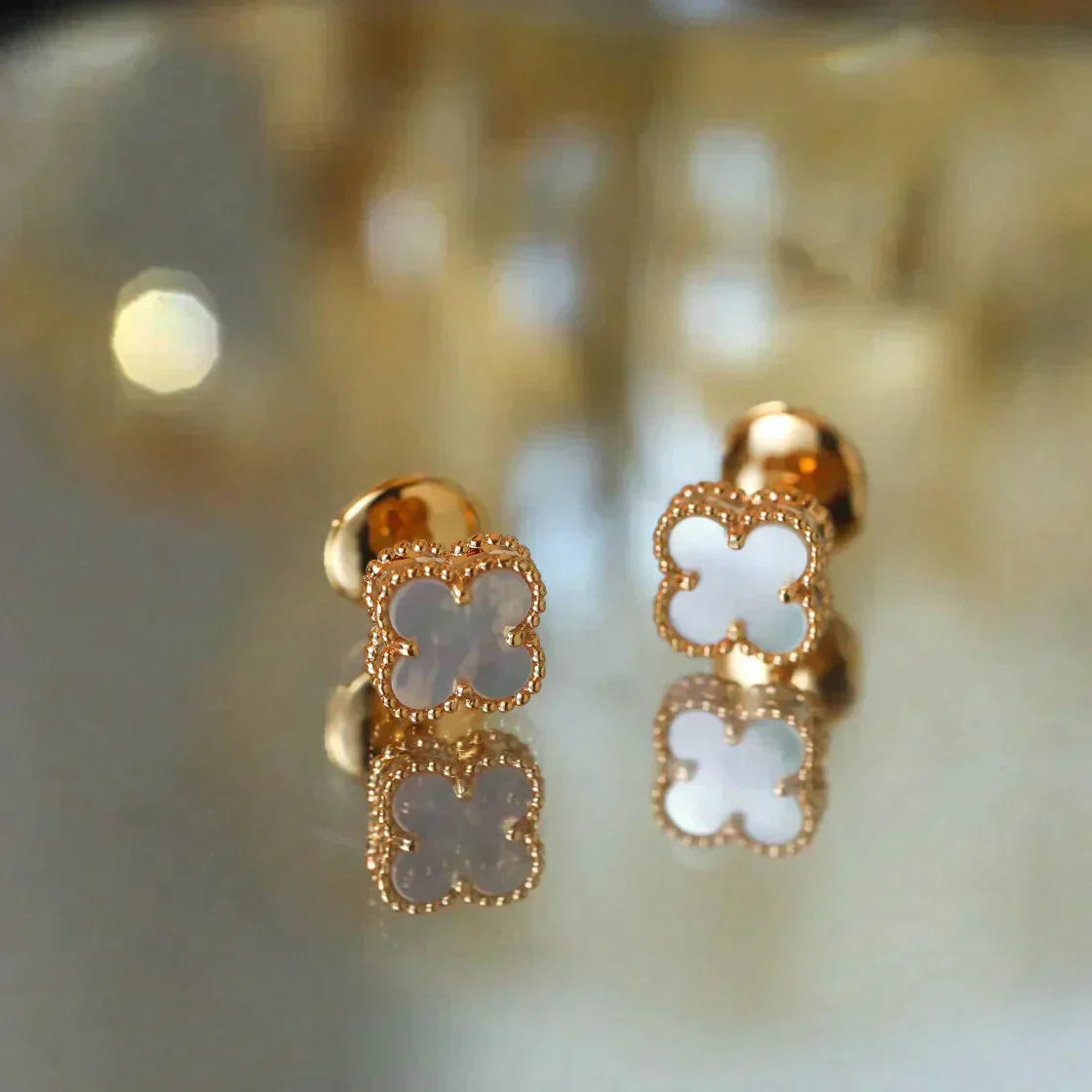 [AURORA]CLOVER MINI 9.5MM WHITE MOP EARRINGS