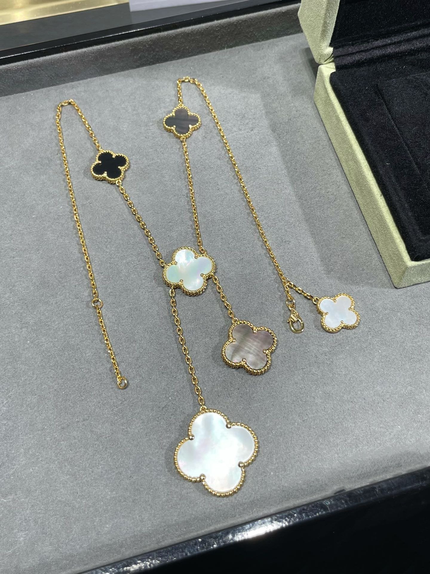 [AURORA]CLOVER 6 MOTIF MOP ONYX GOLD NECKLACE