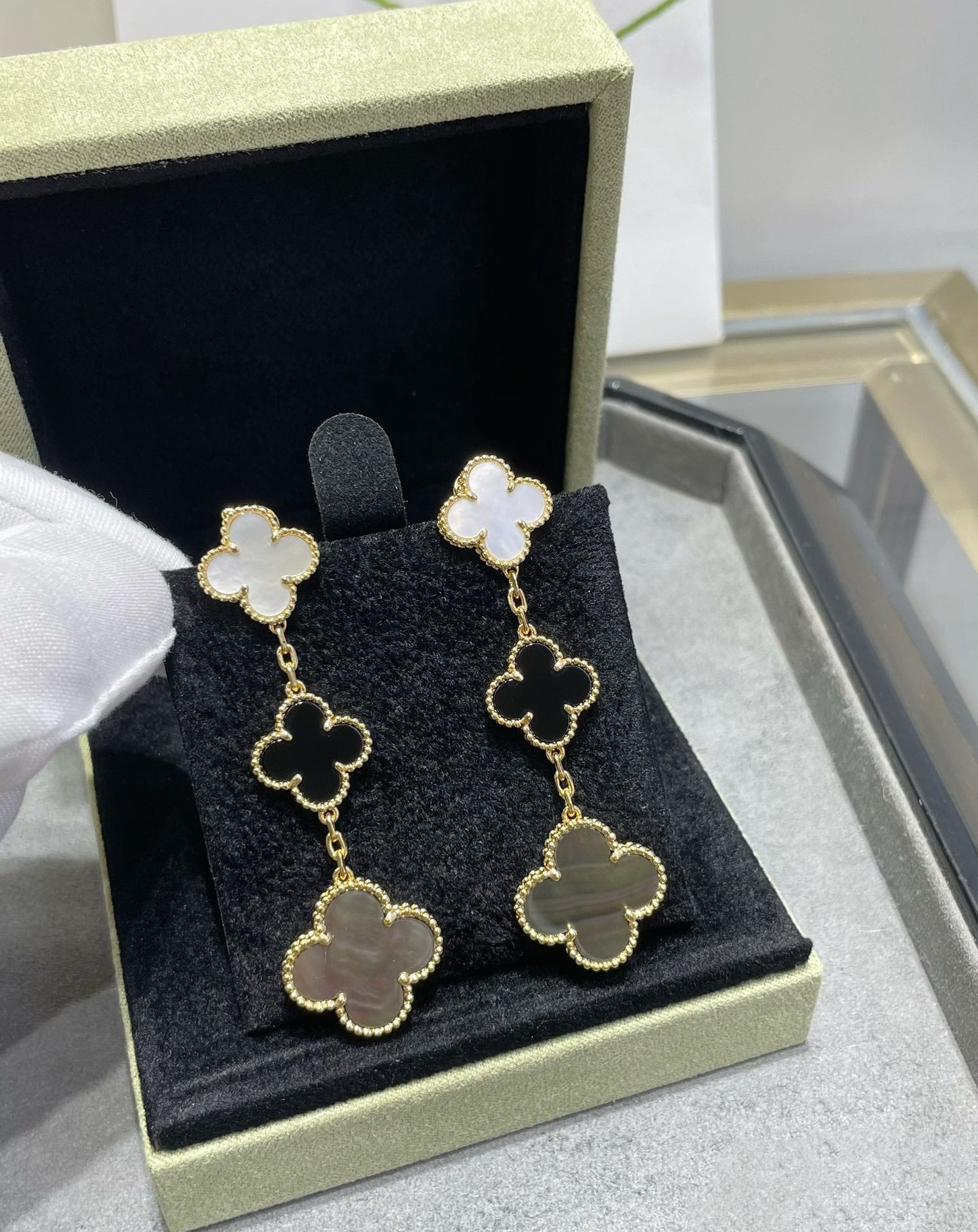 [AURORA]CLOVER 3 MOTIF MOP ONYX DARK MOP PINK GOLD EARRINGS