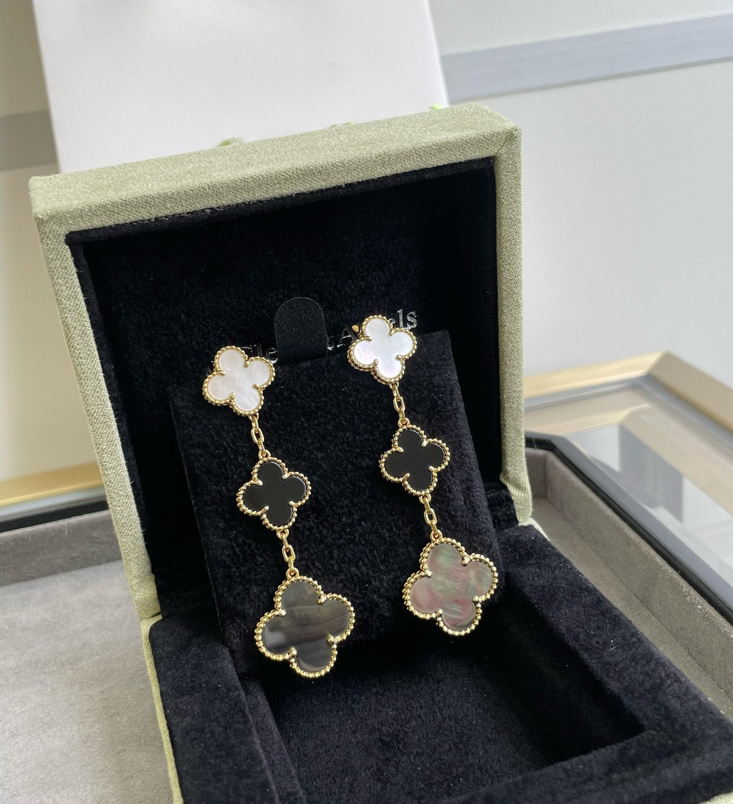 [AURORA]CLOVER 3 MOTIF MOP ONYX DARK MOP PINK GOLD EARRINGS