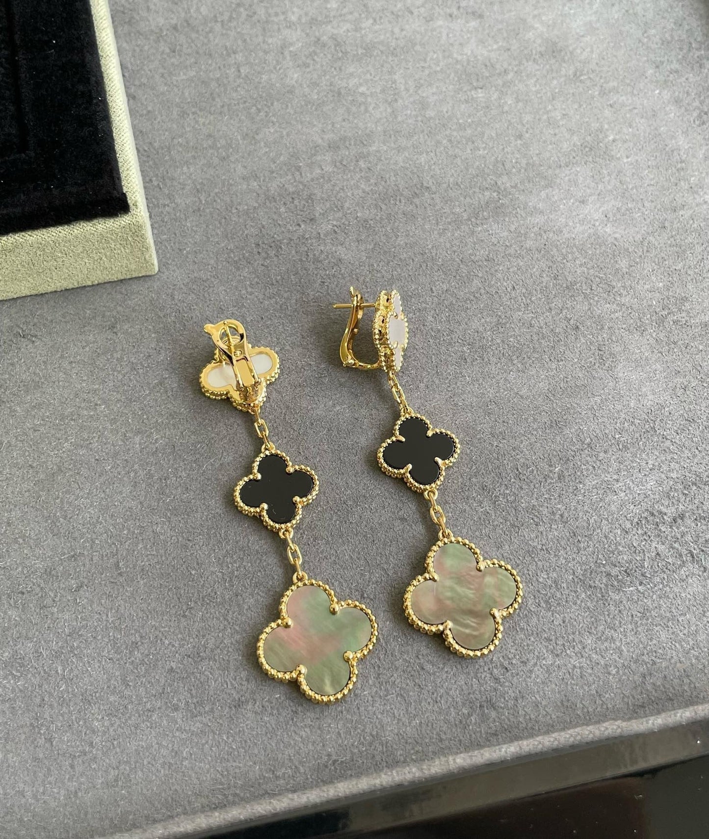 [AURORA]CLOVER 3 MOTIF MOP ONYX DARK MOP PINK GOLD EARRINGS