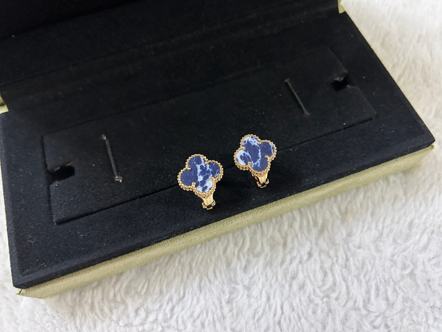 [AURORA]CLOVER PIETERSITE MEDIUM STUD EARRINGS