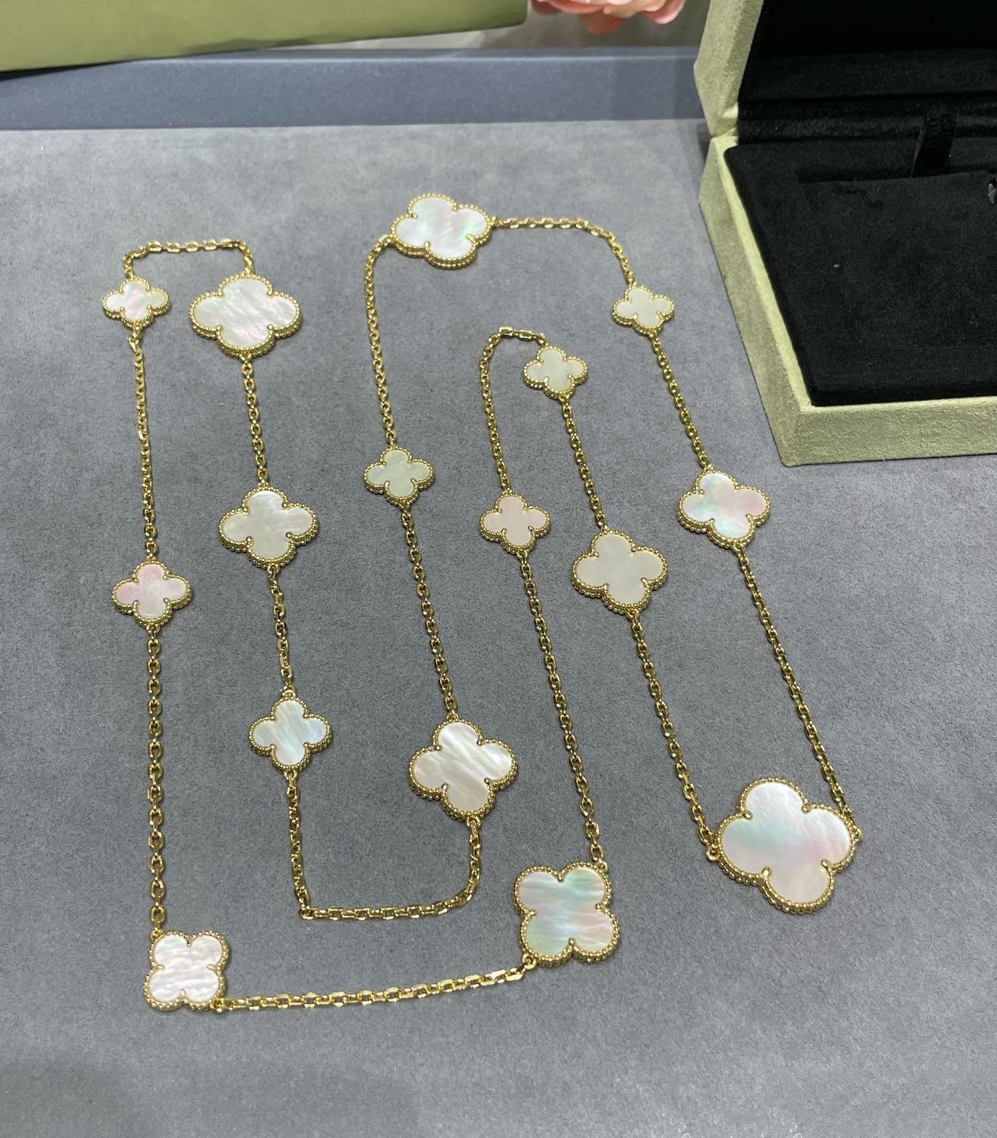 [AURORA]CLOVER 16 MOTIF WHITE MOP GOLD NECKLACE