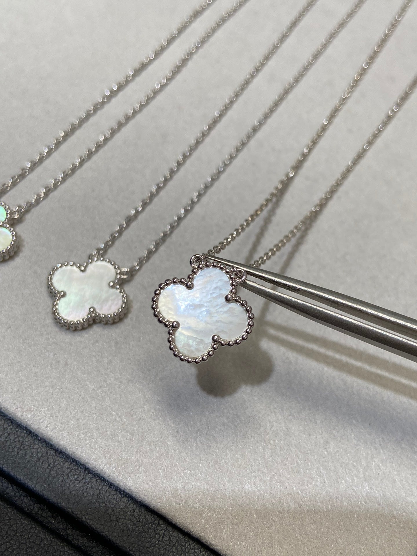 [AURORA]CLOVER MEDIUM SILVER WHITE MOP NECKLACE