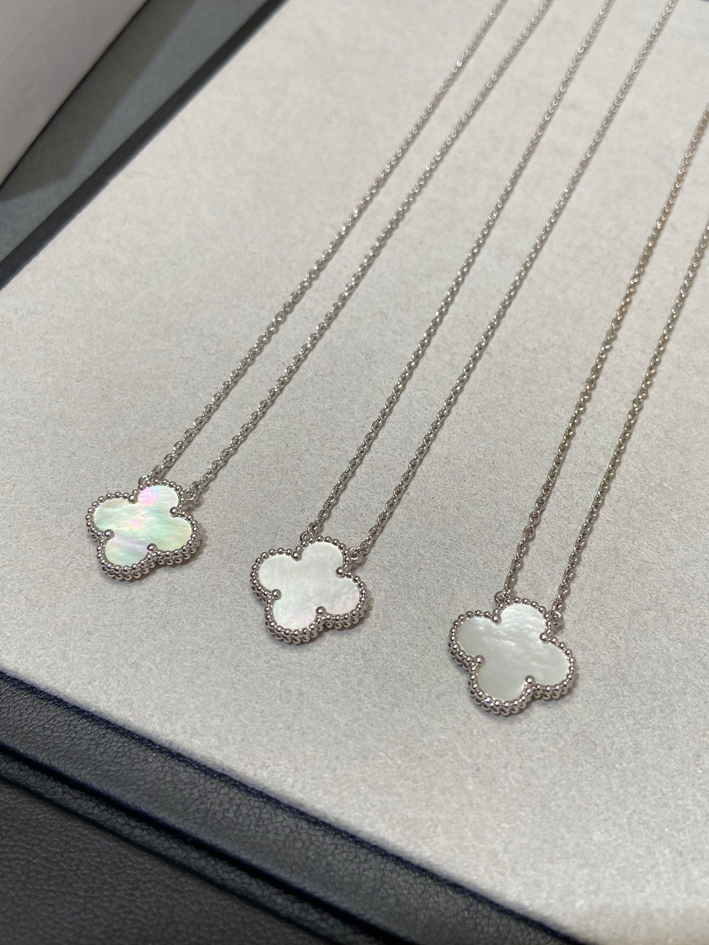 [AURORA]CLOVER MEDIUM SILVER WHITE MOP NECKLACE
