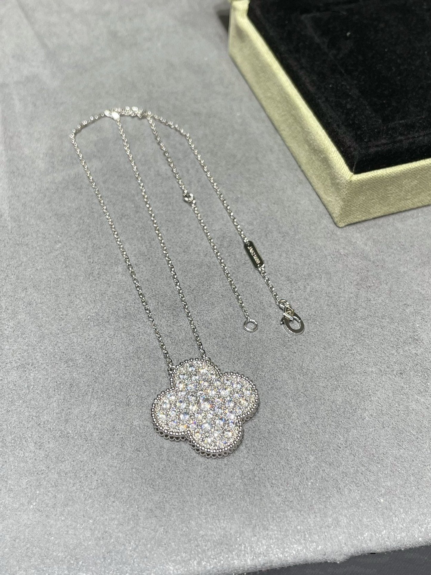 [AURORA]CLOVER 25MM LARGE PENDANT DIAMOND PAVED SILVER NECKLACE