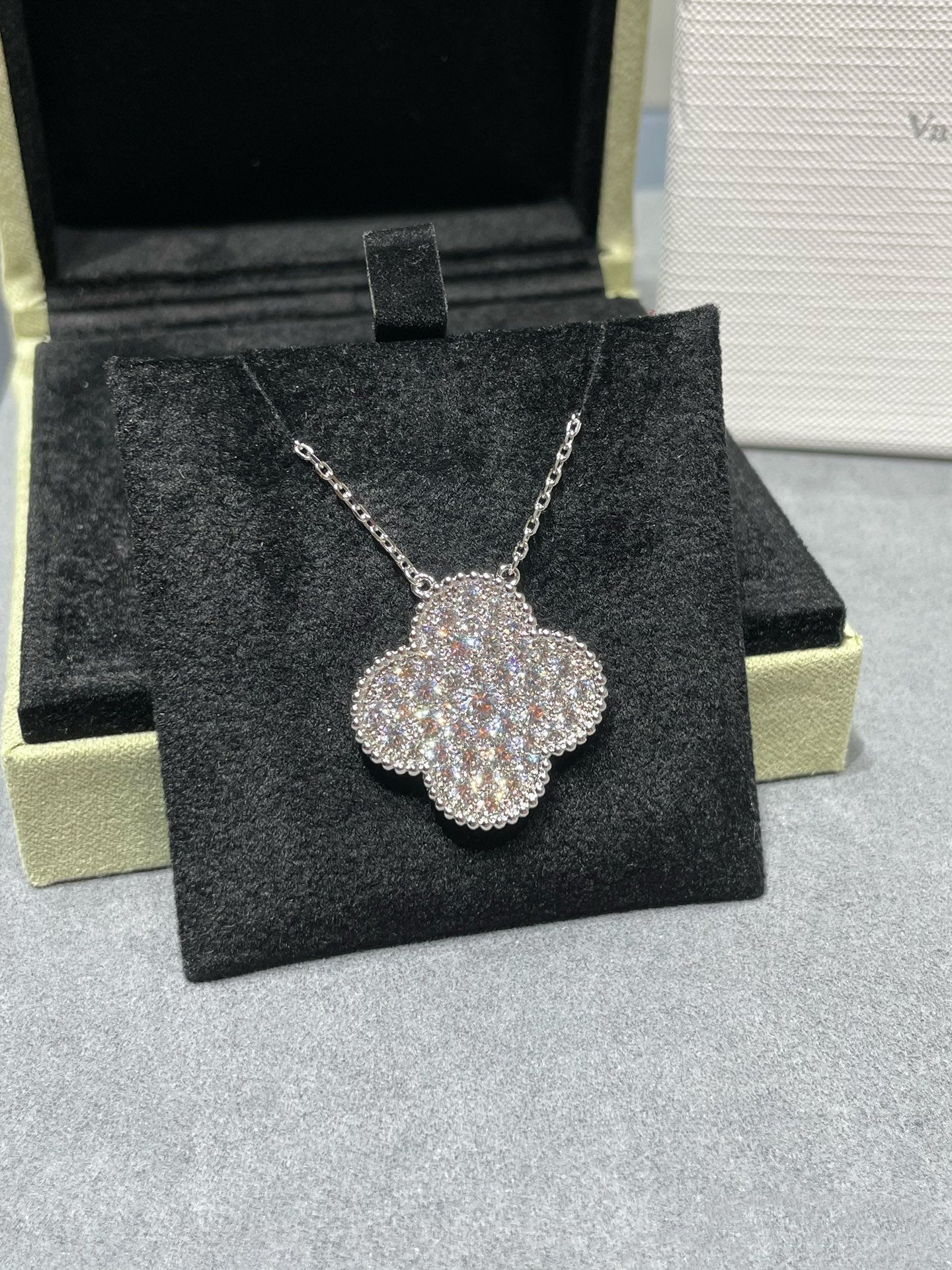 [AURORA]CLOVER 25MM LARGE PENDANT DIAMOND PAVED SILVER NECKLACE