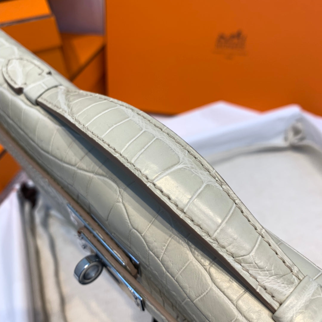 KELLY CUT 31 IN PEARL GRAY ALLIGATOR LEATHER WITH SILVER HARDWARE (MADE-TO-ODER)