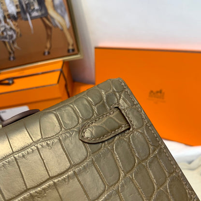 KELLY CUT 31 IN MOCHA BROWN ALLIGATOR LEATHER WITH GOLD HARDWARE (MADE-TO-ODER)