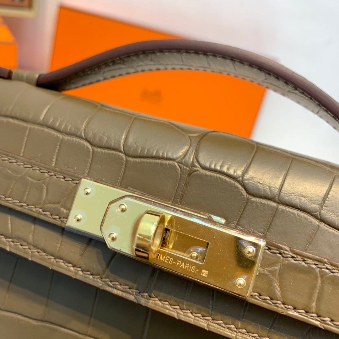 KELLY CUT 31 IN MOCHA BROWN ALLIGATOR LEATHER WITH GOLD HARDWARE (MADE-TO-ODER)