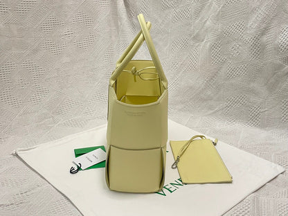 SMALL ARCO TOTE 30 IN LIGHT YELLOW LAMBSKIN