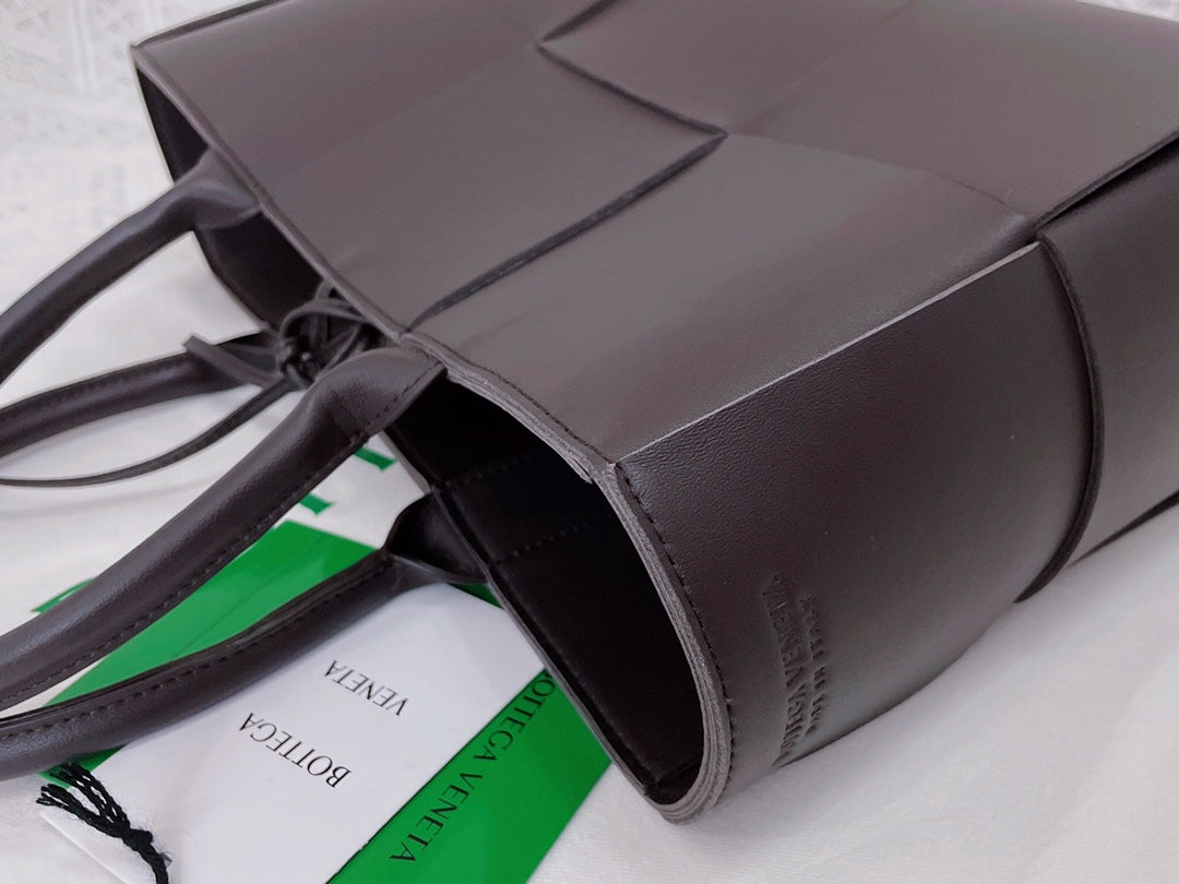 SMALL ARCO TOTE 30 IN MORTAR PURPLE LAMBSKIN