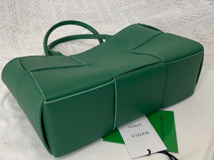 SMALL ARCO TOTE 30 IN GREEN PEA LAMBSKIN