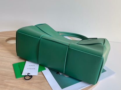 ARCO TOTE 36 IN KAITOKE GREEN CALFSKIN