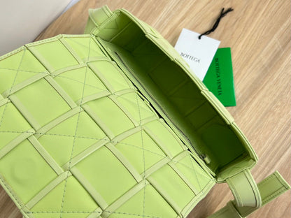 SMALL CASSETTE 23 IN PINE GLADE CALFSKIN