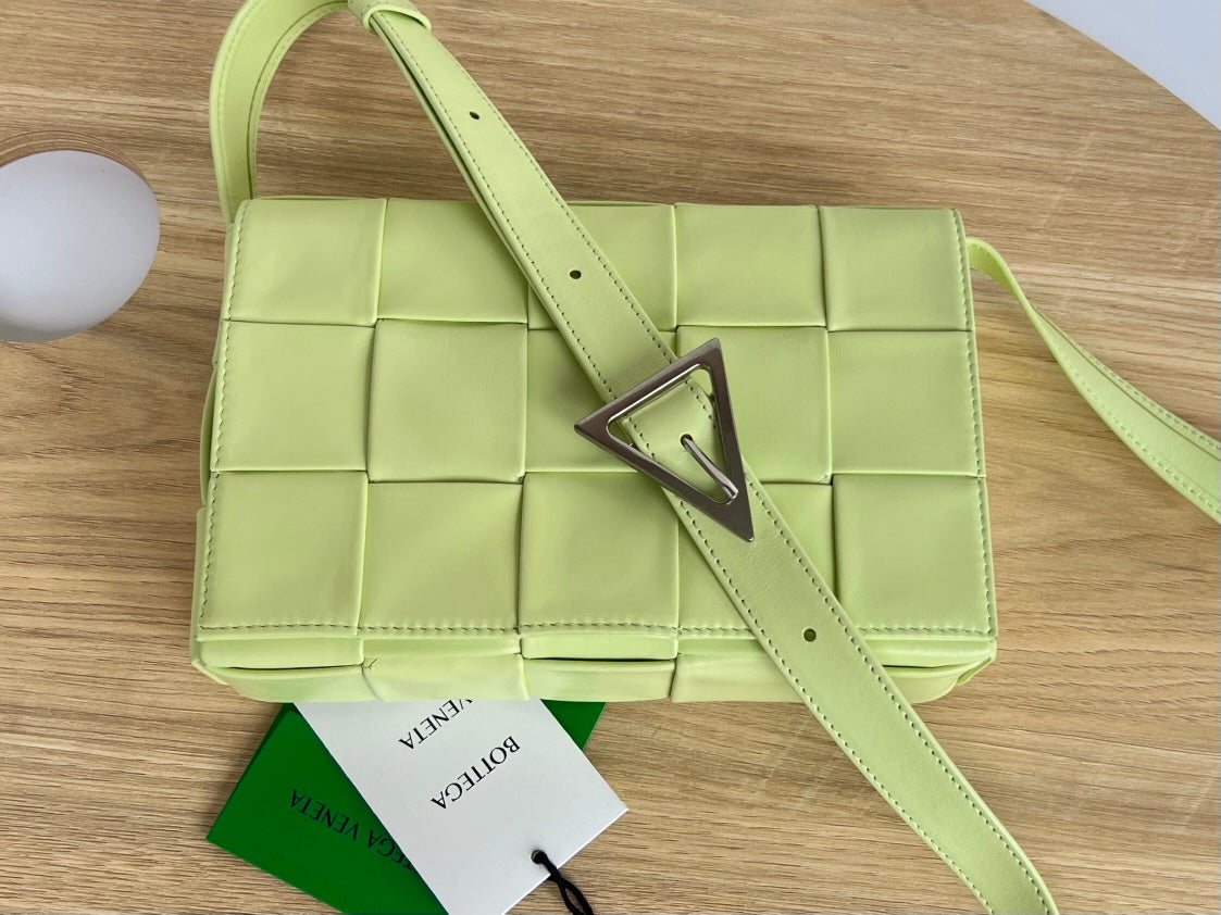 SMALL CASSETTE 23 IN PINE GLADE CALFSKIN