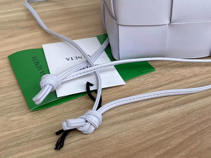 SMALL CASSETTE BUCKET 18 IN PALE PURPLE CALFSKIN