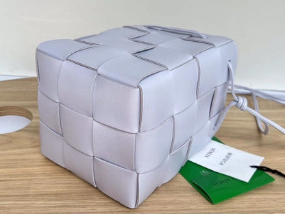 SMALL CASSETTE BUCKET 18 IN PALE PURPLE CALFSKIN